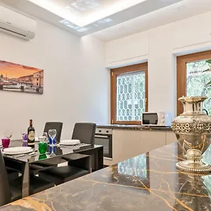 https://first-class-rome-apartments.it-romehotels.com